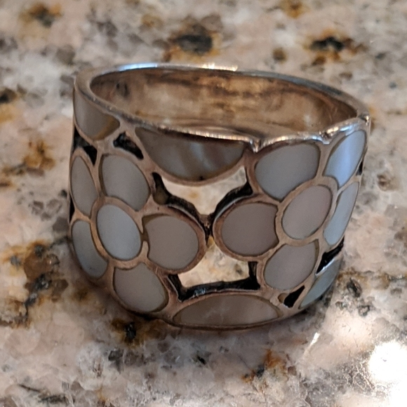 925 Silver Floral Pearlescent Ring - Picture 3 of 4